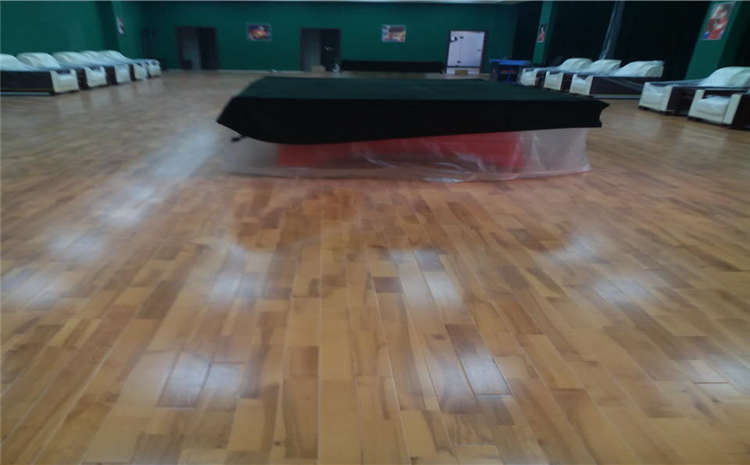 五角楓體育木地板生產廠家