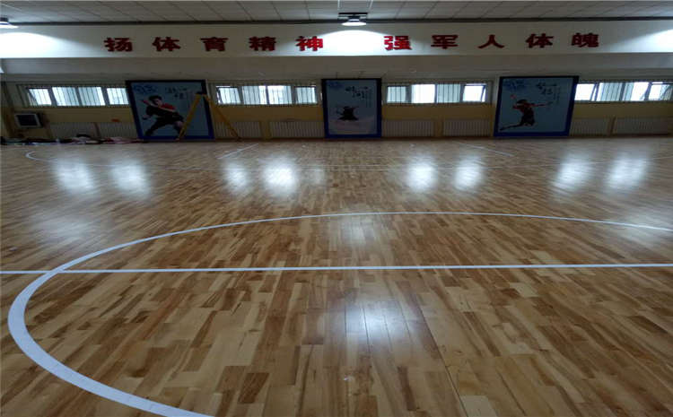 柞木體育館實木地板多少錢一平米？