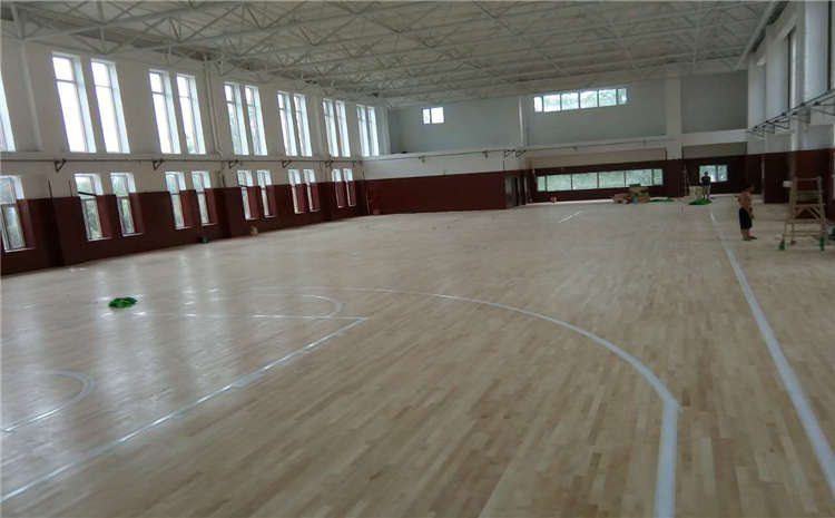 硬木企口羽毛球館木地板怎么維修？